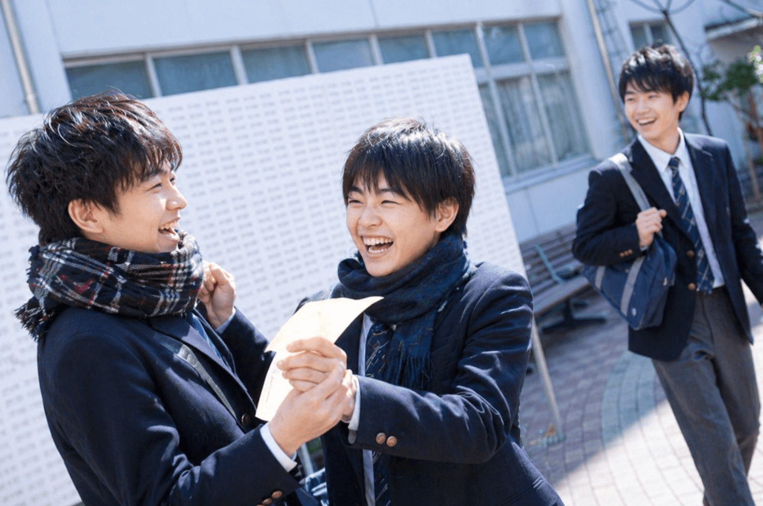 塾選びに納得した生徒たちのイメージ